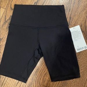 BRAND NEW SIZE 4 LULU LEMON BIKER SHORTS (8 inch)